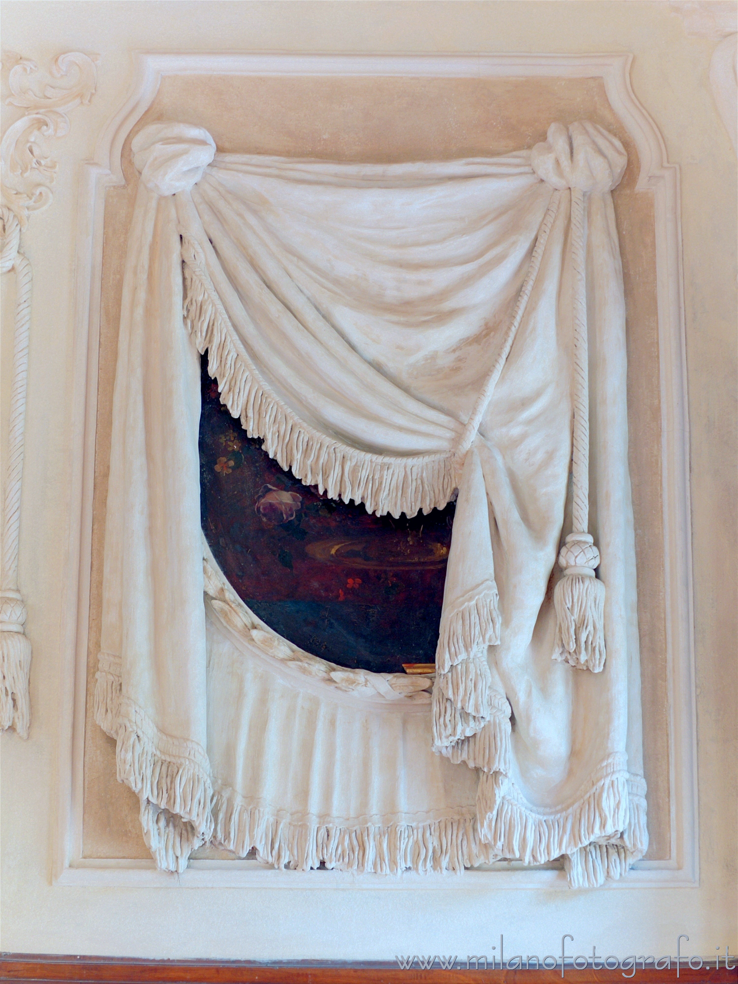 Arcore (Monza e Brianza) - Affresco nascosto da finto drappeggio in stucco in una delle sale di Villa Borromeo d'Adda